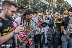 Músics contra la Repressió a la manifestació del 26 d'octubre al carrer Marina de Barcelona 
